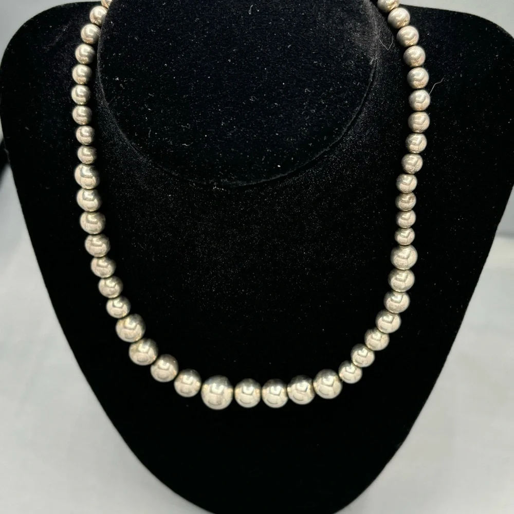 Elegant Navajo Silver Beaded Necklace - Picture 4 of 5